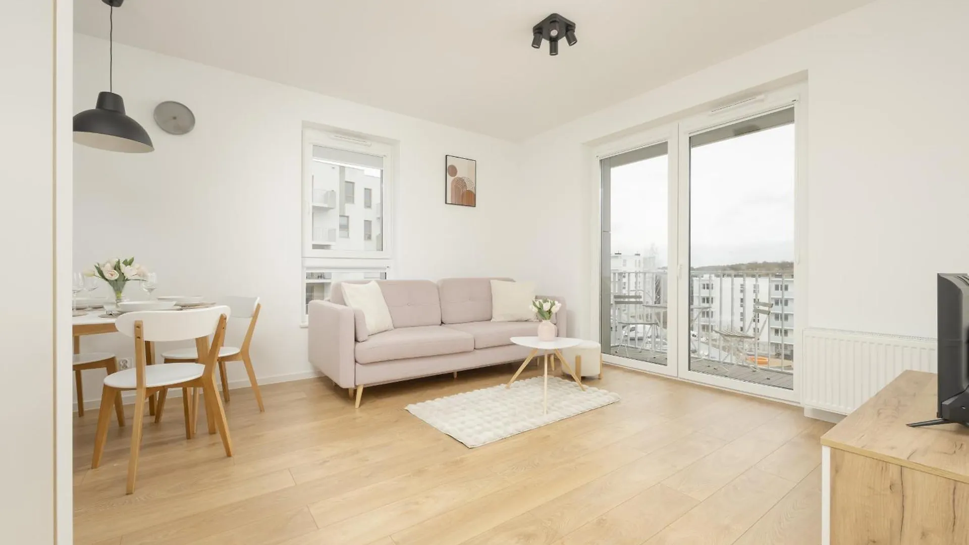 Bright Pastel Apartment With Desk For Remote Work, Balcony And Parking By Noclegi Renters Gdansk